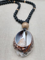 Men Necklaces Large Cowrie Shell Pendant Black Gold Beaded Jewelry