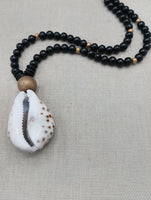 Men Necklaces Large Cowrie Shell Pendant Black Gold Beaded Jewelry